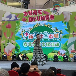 逛街看演出 生活色彩多