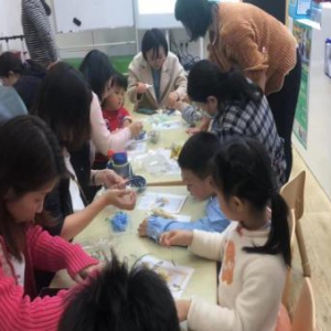 仓山国寿组织亲子DIY贴画客户服务活动