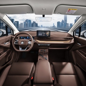 曹操汽车首款定制车型曹操60在上海车展吉利展台亮相