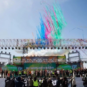 与年轻人“悦玩越野” 天猫汽车亮相越野e族阿拉善英雄会