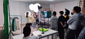 湖南闲庭文化电商直播基地：实现线下实体商家数字化电商销售的最佳伙伴！