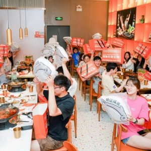 探鱼“比了个耶”致敬毕业季，多样化聚餐场景“拿捏”年轻人