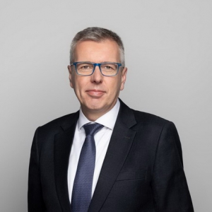 采埃孚集团CEO柯皓哲：继续专注盈利增长和电驱动业务