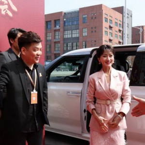 不老女神赵雅芝亲临金寨芝神堂药业，分享保养秘诀，续写与灵芝的不解之缘！