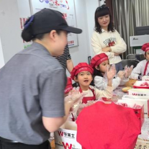 中国人寿闽清支公司组织开展“缤纷周末，亲子汉堡DIY”客户服务活动