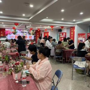 中国人寿闽清支公司组织开展“感恩母亲节 鲜花送祝福 ”插花活动