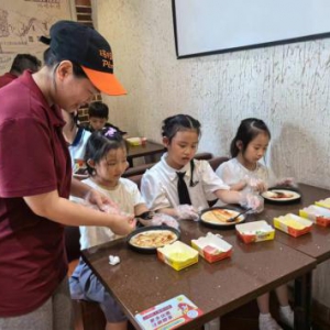 中国人寿闽清支公司组织开展亲子披萨制作客户回馈活动