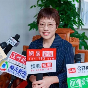 董新霞荣登《天下经济》封面人物