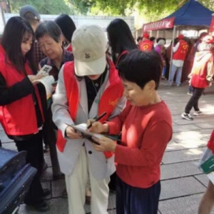 中国人寿福州城区收展一部开展社区驻点志愿服务活动