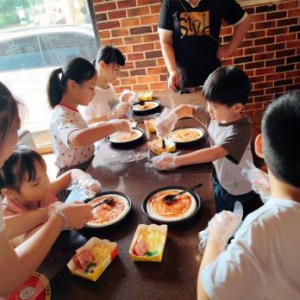 中国人寿寿险闽清支公司组织开展披萨DIY活动