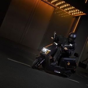 科技加持，新日电动车让夜骑成为年轻人的潮流新选择