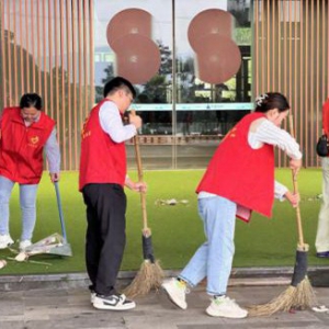 中国人寿寿险连江县支公司党支部开展 “营销员党员进社区 清洁家园践初心”志愿服务活动