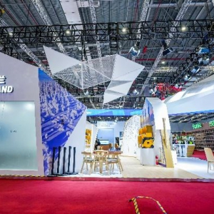 第七届中国进博会直击：MIRKA磨卡芬兰馆亮相，高效无尘打磨技术推动行业绿色发展！