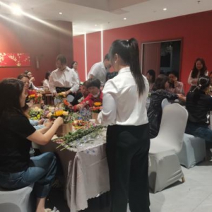 中国人寿寿险闽侯县支公司开展DIY插花客户服务活动