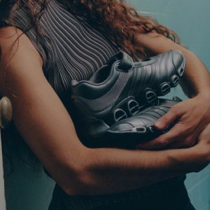 复古芭蕾跑鞋引领潮流，阿迪达斯携手Taqwa Bint Ali推出首个联名鞋款