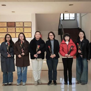 春风送暖，芳华绽放——中建商砼新吴厂开展妇女节鲜花赠巾帼活动