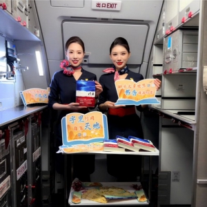 东航举办“世界读书日”主题航班系列活动