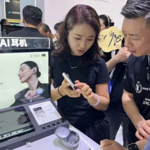 2025 WAIC聚焦AI落地战：未来智能以"硬件+场景"突围 签约上海市重点AI项目