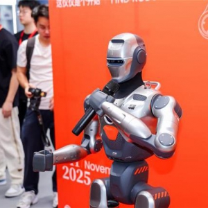 赛博店员就位！众擎联手京东、深业上城携手打造全球首家赛博店员主题潮品店正式启幕！