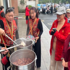 情暖腊八 国寿相伴 —— 中国人寿寿险连江支公司与贵安仁丰社区开展腊八暖心活动