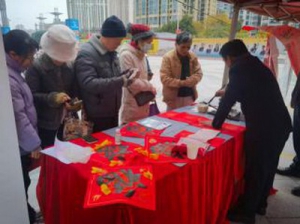 中国人寿寿险鼓楼区支公司联合广发银行举办“墨香迎春 金融送福”的客户服务活动