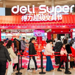 北京、上海等六城“得力超级文具节”现场火爆，限定礼盒售罄、非遗糖画吸睛