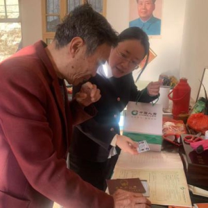 暖心服务送上门 国寿温情暖桑榆 —— 中国人寿寿险永泰支公司为高龄客户上门办理生存金领取业务